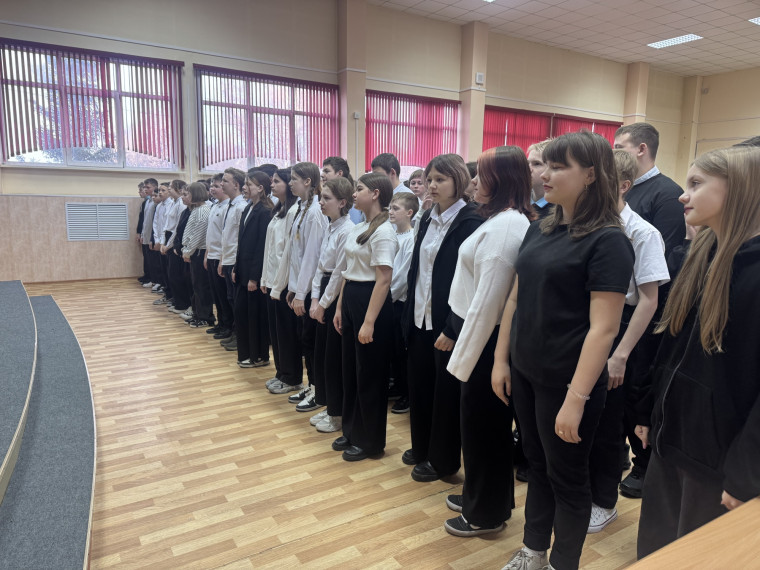 Церемония поднятия флага Российской Федерации.