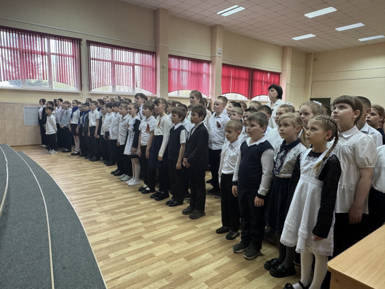 Церемония поднятия флага Российской Федерации.